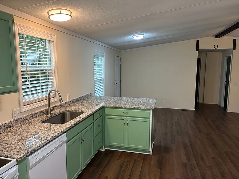 200 Pecan St — Photo 6