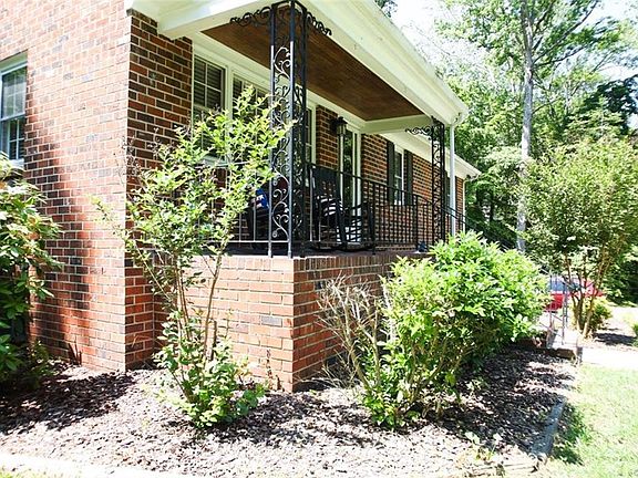 3rd image of 6427 Glyndon Ln