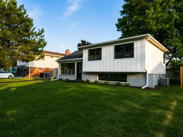 1707 W Martin Ln, Mount Prospect, IL 60056
