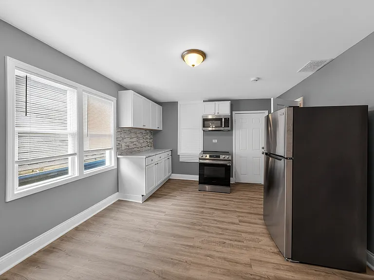 8428 S Escanaba Ave #2 — Photo 9