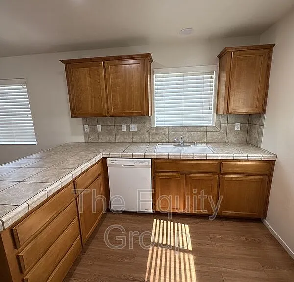 2931 N Crowe St — Photo 9