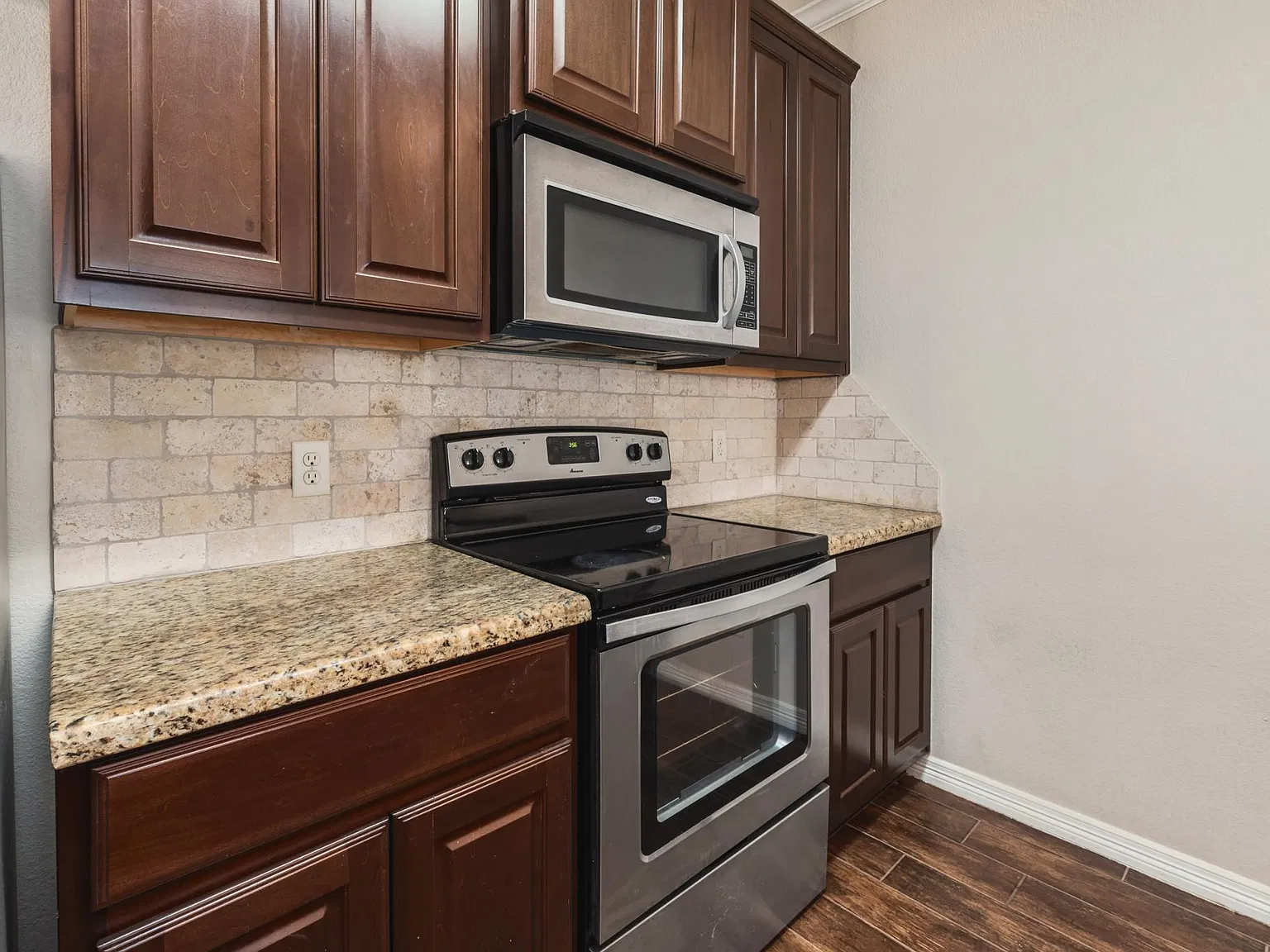 5 bed, 1950 sqft, $4,000 — Photo 4