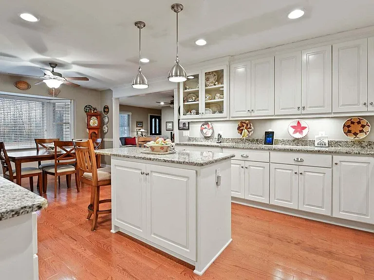 302 Summerset Ln — Photo 3