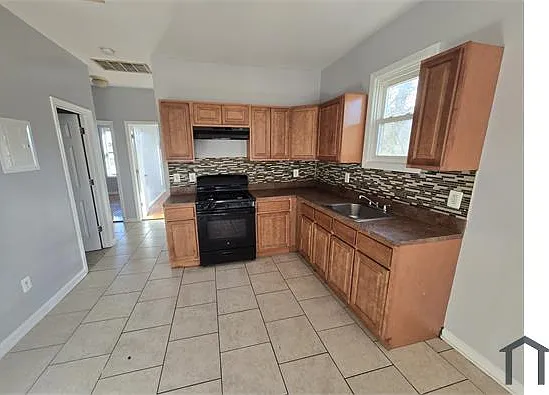 3 bed, $2,800 — Photo 1