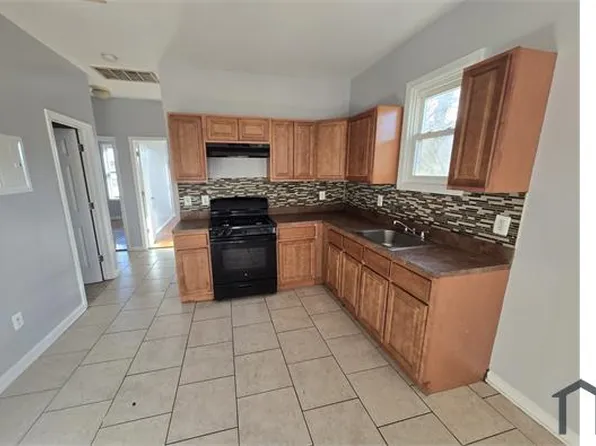 136 Dewey St #2R, Newark, NJ 07112