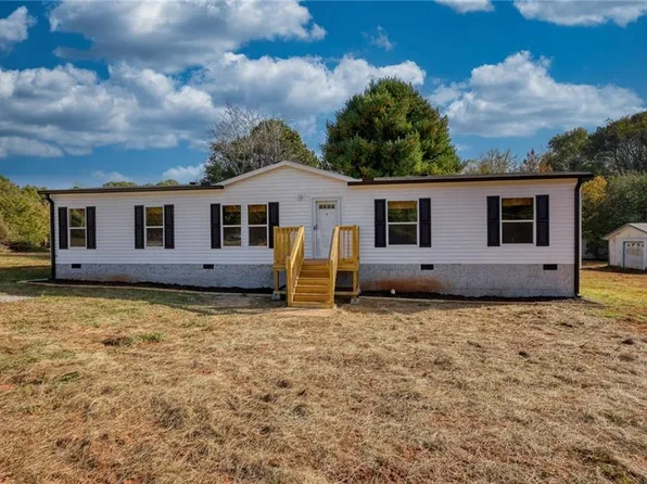 5752 Hancock Dr, Social Circle, GA 30025