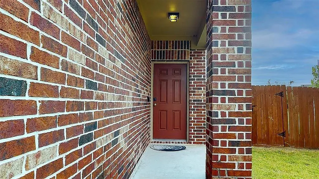 5 bed, 3.0 bath, 2675 sqft, $2,300 — Photo 2