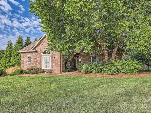 8055 Torquay Dr, Harrisburg, NC 28075