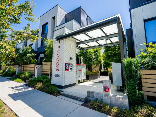 606 Foster Ave #805, Coquitlam, BC V3J 0L5