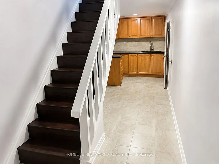 63 Lehar Cres — Photo 10