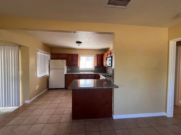 7423 Dumosa Ave — Photo 8
