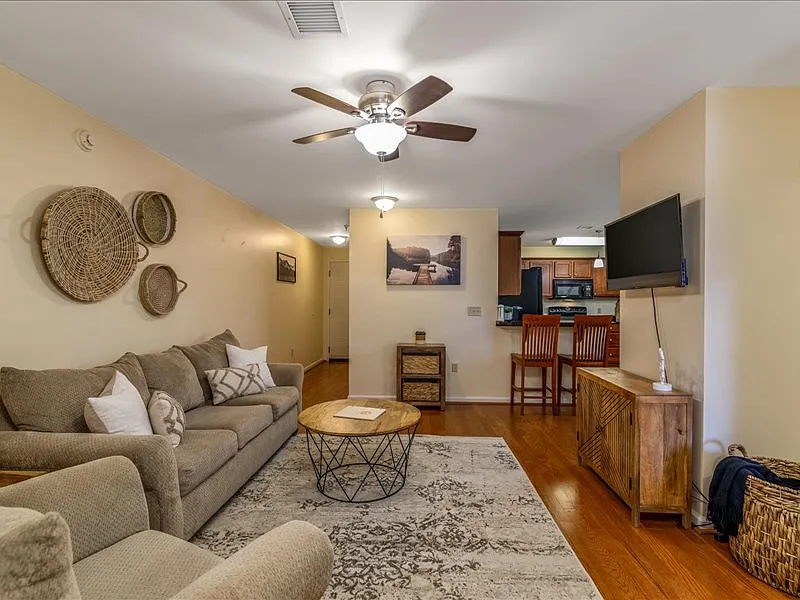 2 bed, 1044 sqft, $1,600 — Photo 4