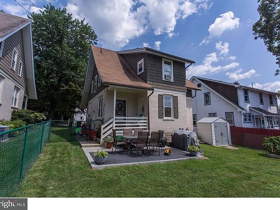 3rd image of 104 N Lincoln St