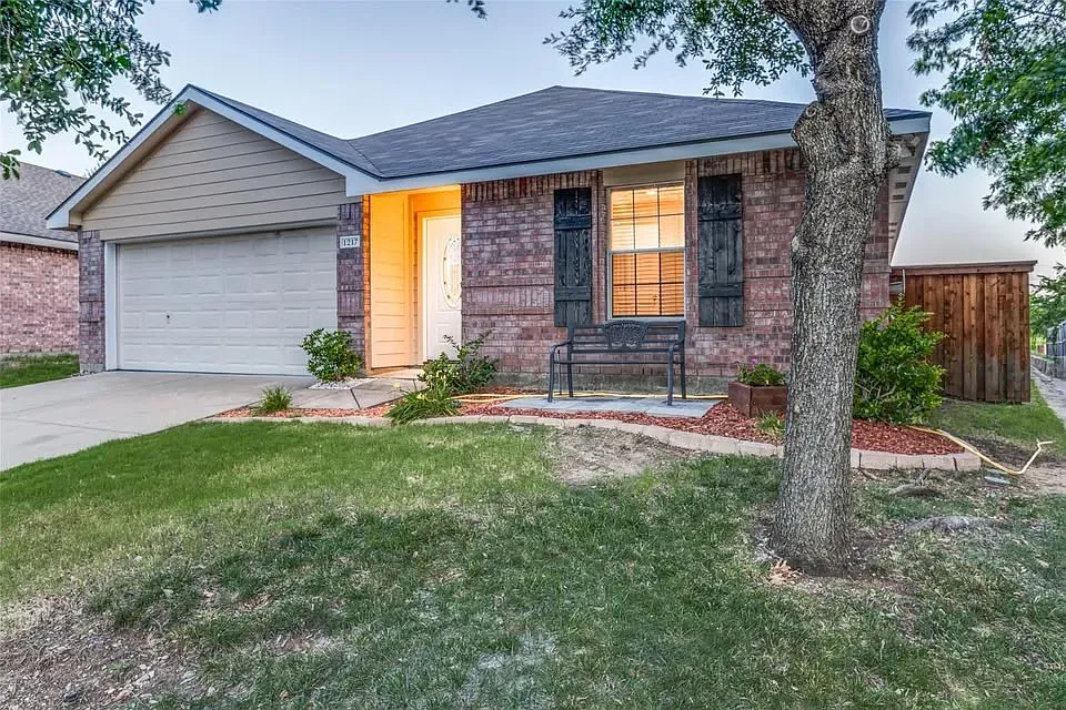 4 bed, 1948 sqft, $1,975 — Photo 2