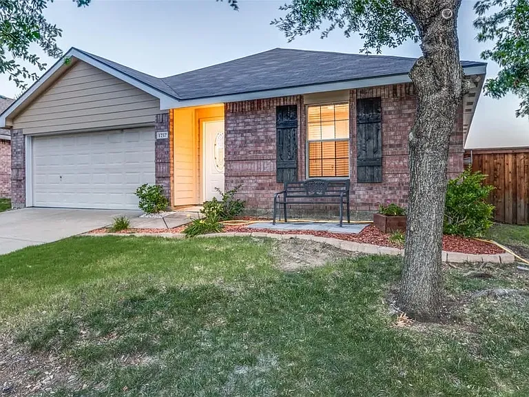 1217 Caroline Dr — Photo 2