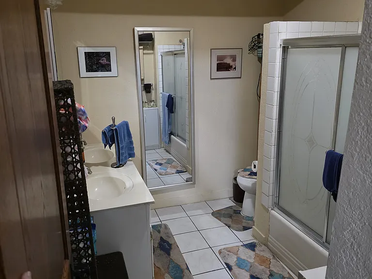 Secondary / guest bathroom
