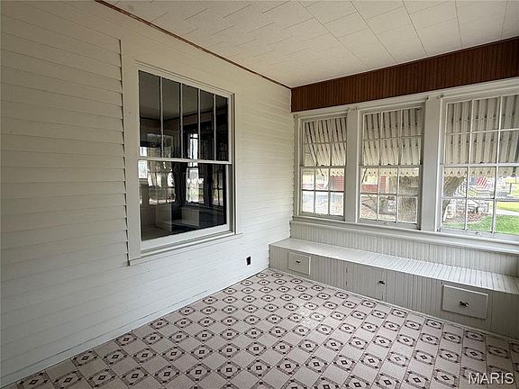 3rd image of 303 E Walnut St