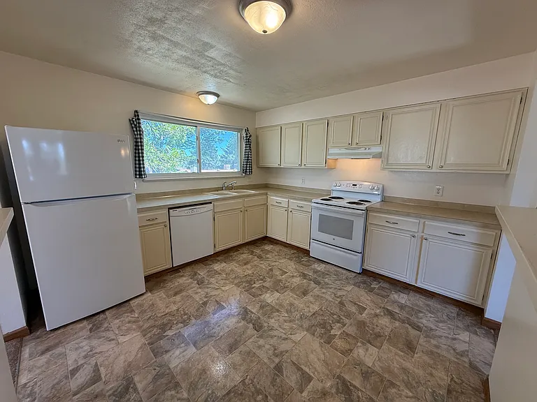 Eat-In Kitchen
