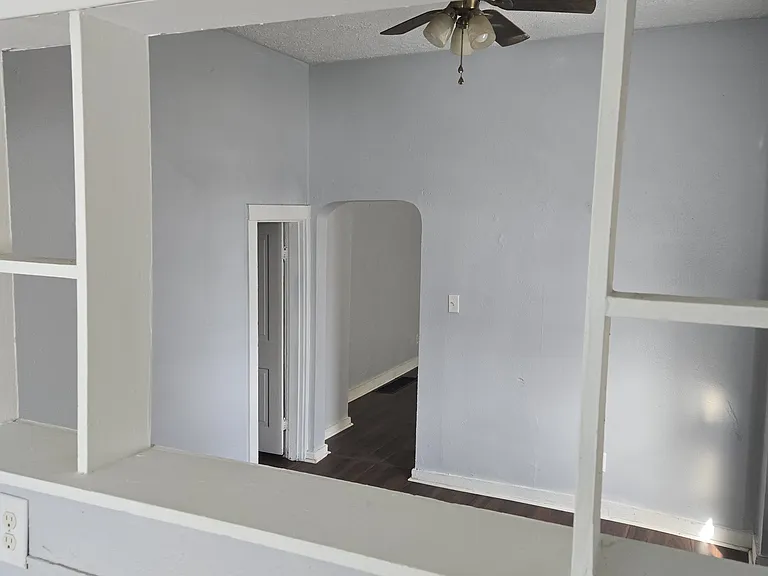 219 E 8th St #4 — Photo 2