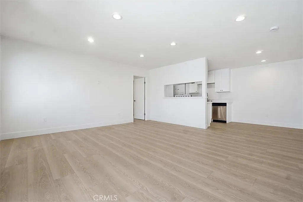 2 bed, 950 sqft, $3,000 — Photo 3