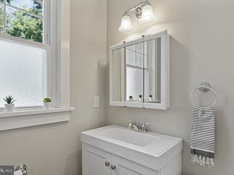 158 Lafayette Rd — Photo 26