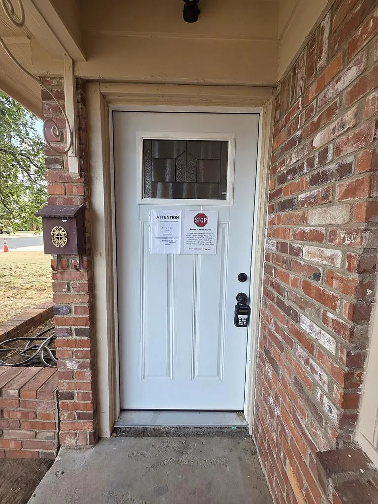 3 bed, 2.0 bath, 1409 sqft, $2,300 — Photo 2