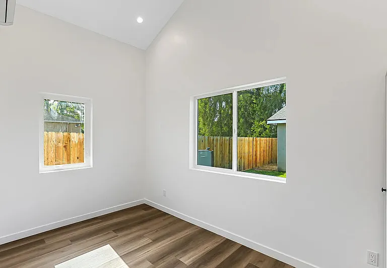 420 N Batavia St — Photo 6