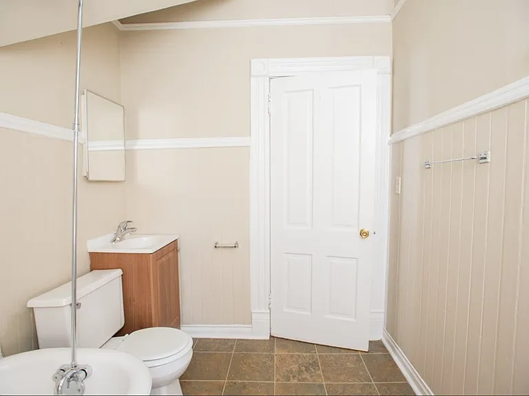 $1395 2 BR, 1 BA Upper Flat in an 1800's Victorian Home - 1704 E Bradford — Photo 9