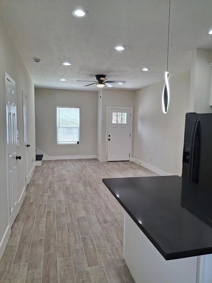 2 bed, 4.0 bath, 2048 sqft, $1,650 — Photo 2