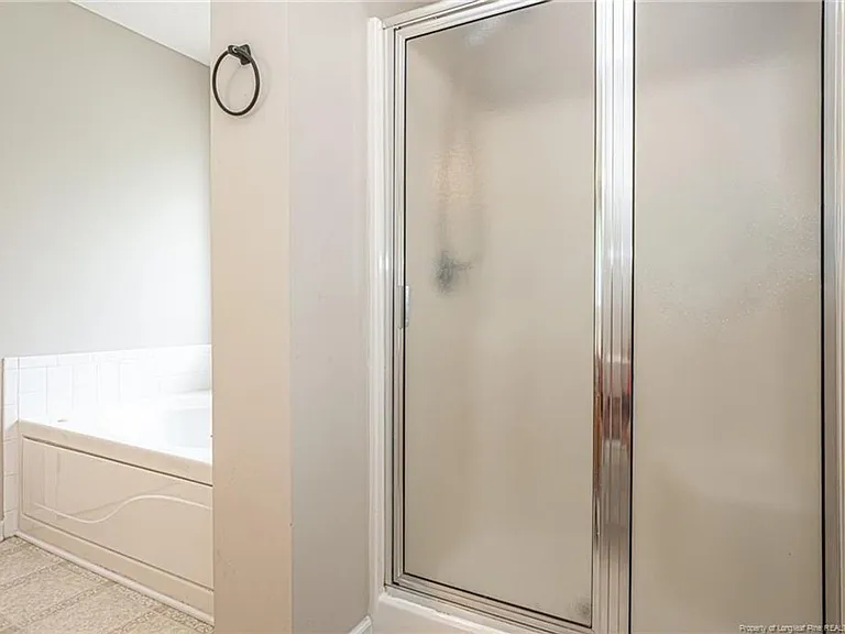 402 Roundtree Dr — Photo 27