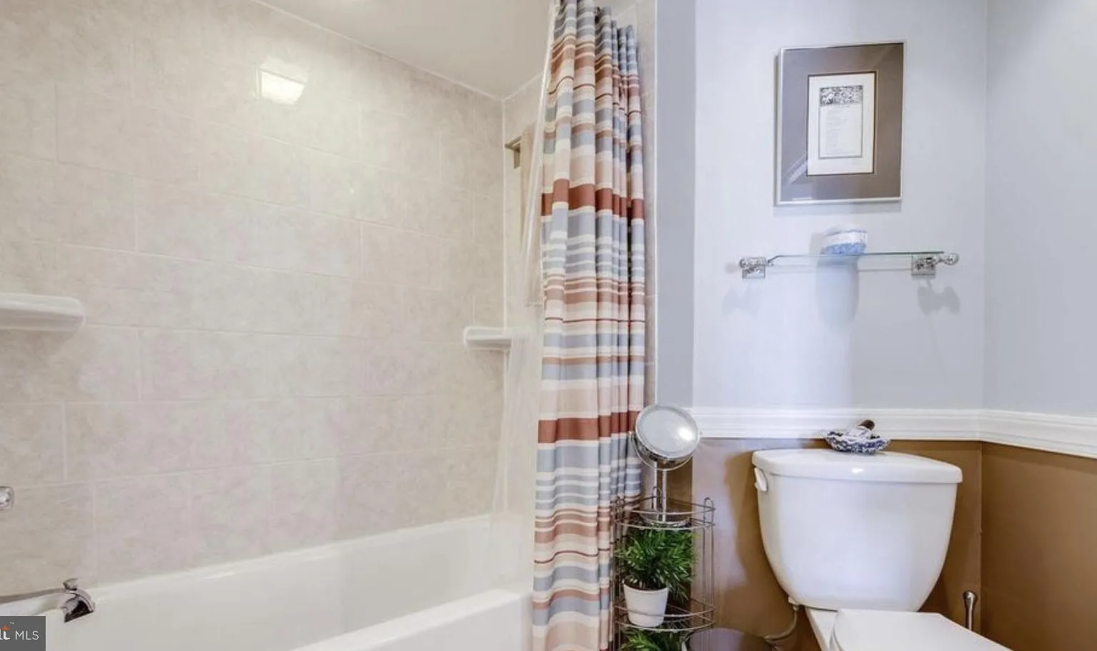Skyline Square Condo — Photo 4