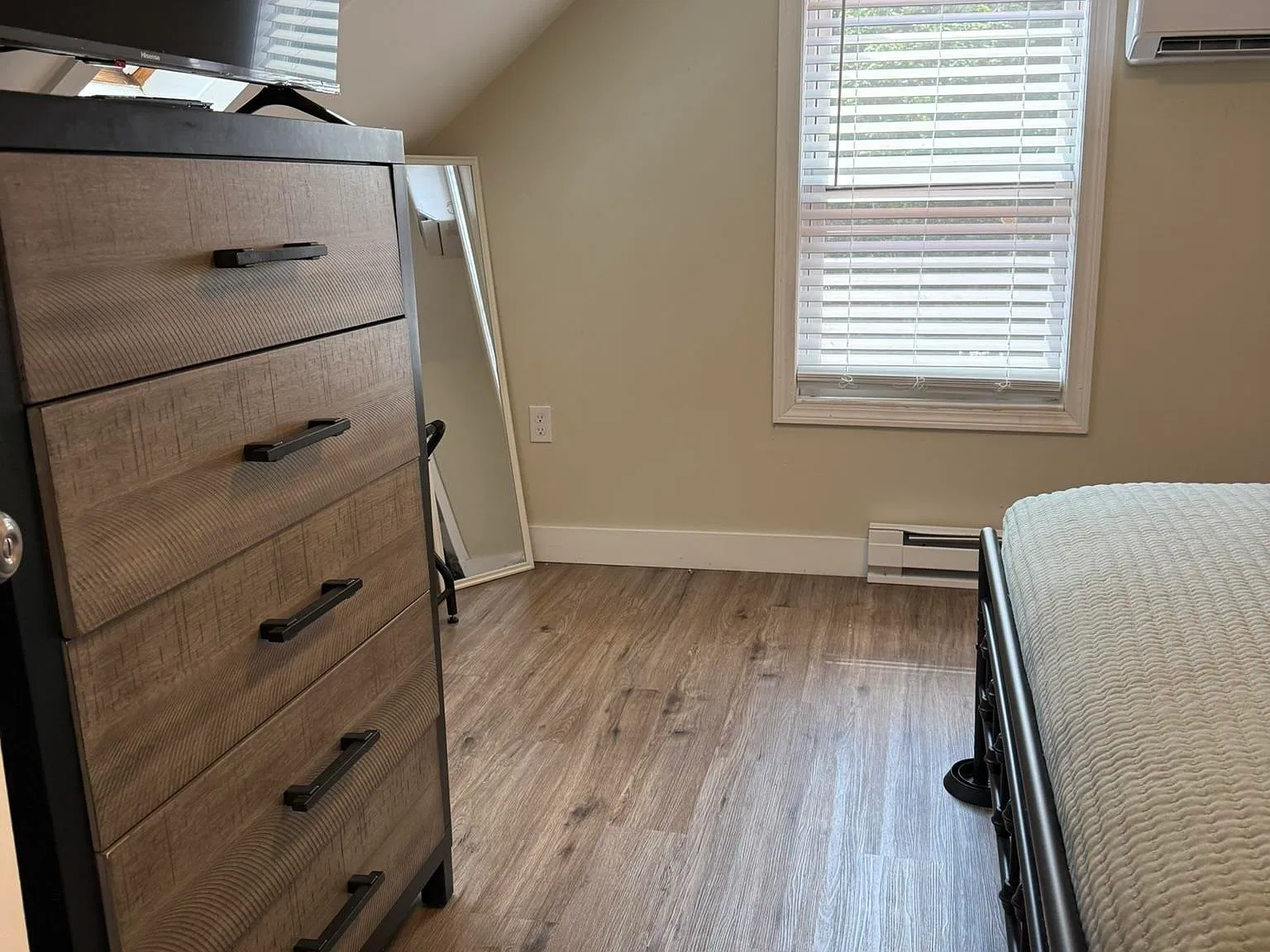 2 bed, 1.0 bath, 1452 sqft, $3,800 — Photo 2