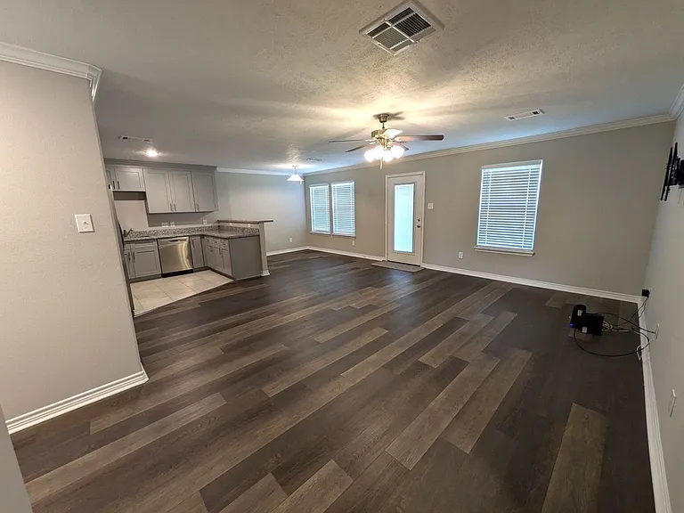610 Craig St — Photo 4