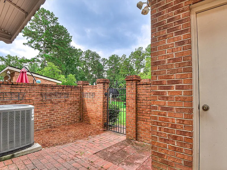 407 Folkstone Cir — Photo 35