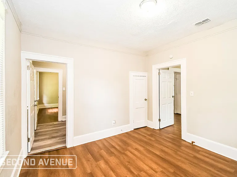 204 W 23rd St — Photo 12