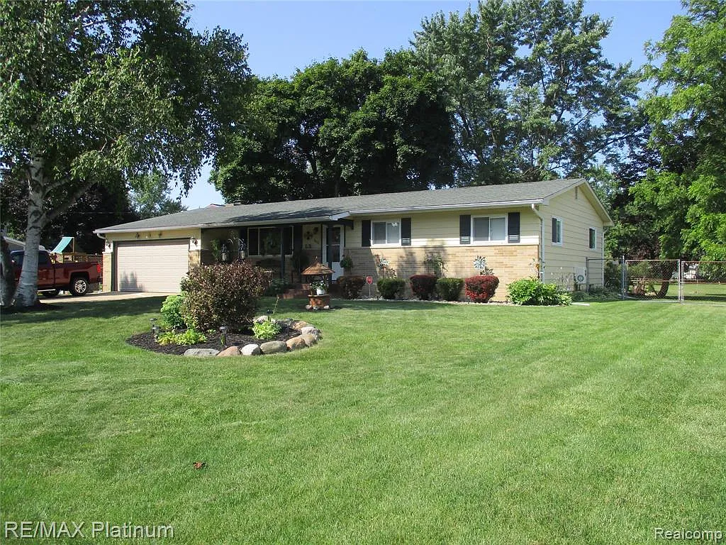 4468 Lindewood Dr photo 1