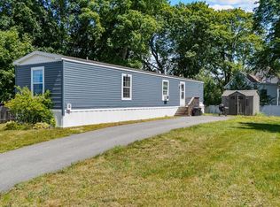 22 Manchester St, Pittsfield, NH 03263