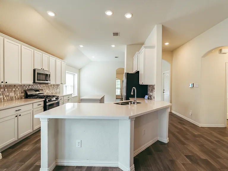 816 Blackhawk Dr — Photo 3