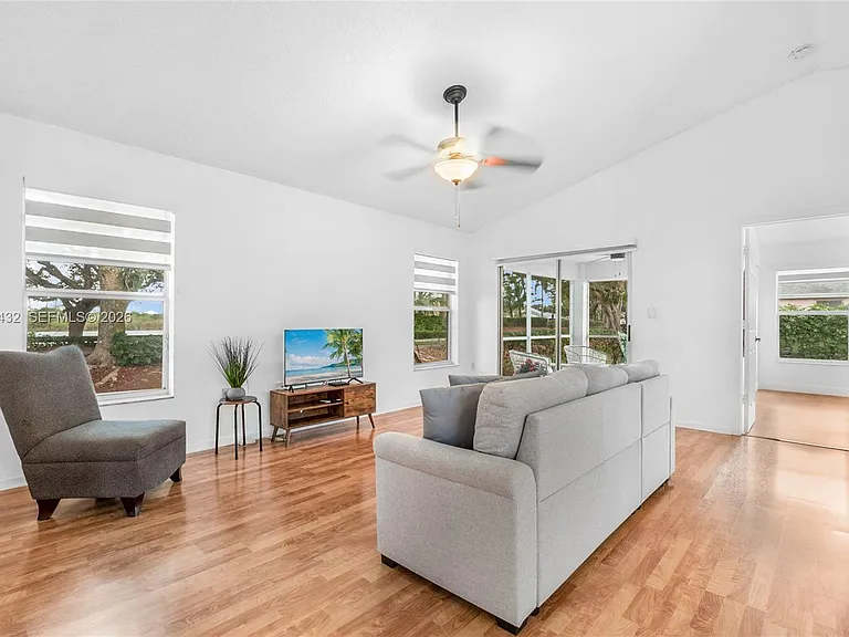 2020 SE 5th Pl — Photo 2
