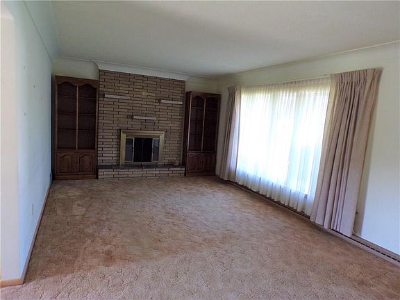 3rd image of 211 Hathaway St W