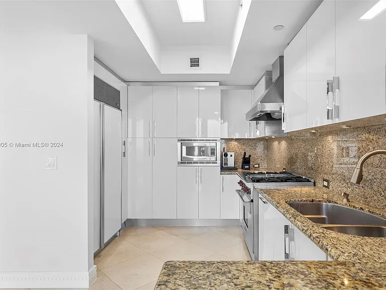 17875 Collins Ave #702 — Photo 35
