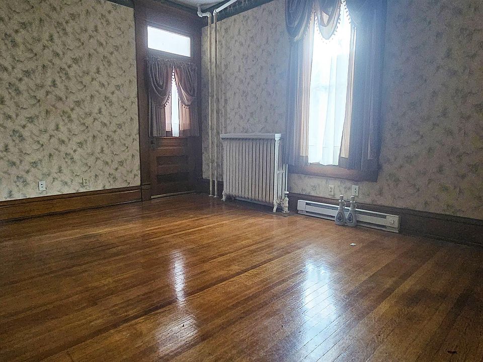 10th image of 126 E 4th St