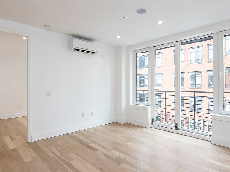 4 N Henry #3B — Photo 18
