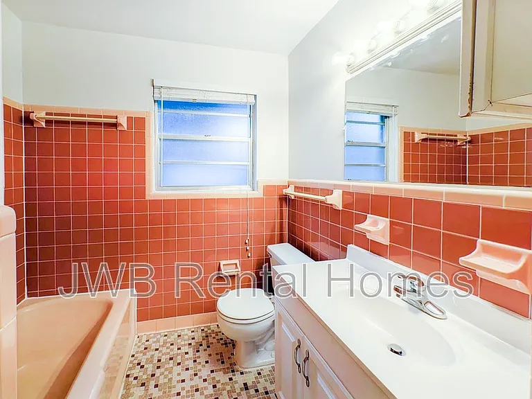 2725 Herschel St — Photo 9