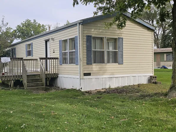 11325 140th St Trailer 69, Davenport, IA 52804