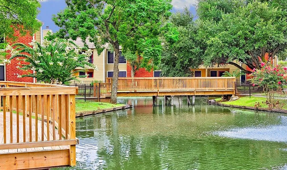 Del Lago Apartments — Photo 3