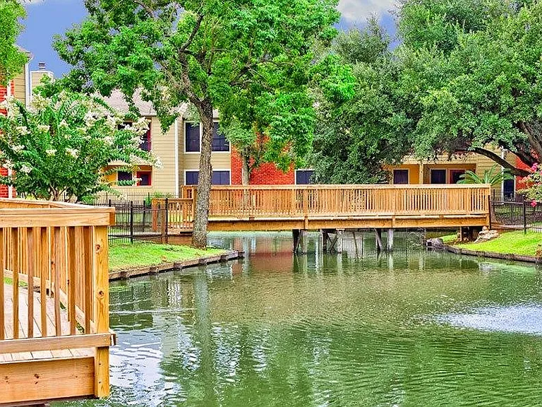 Del Lago Apartments — Photo 4