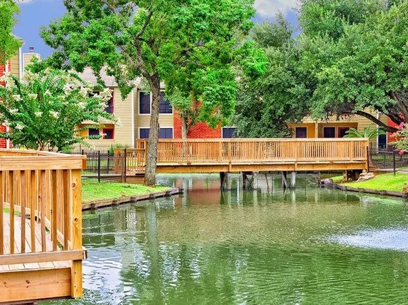 Del Lago Apartments