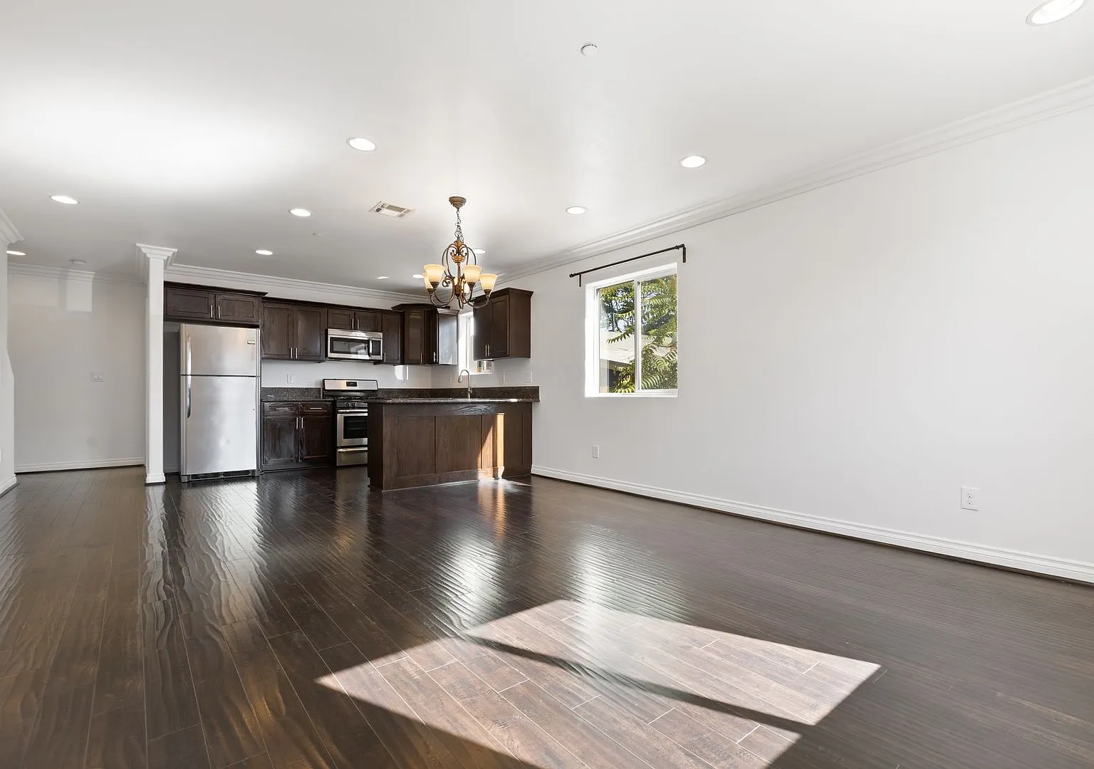 4 Bed / 3 Bath Townhouse - Parking & in-unit laundry - Right next to USC Keck Medical Center — Photo 4