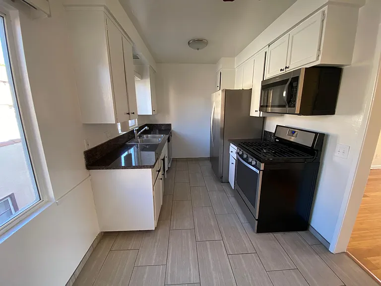 1128 20th St #8 — Photo 3